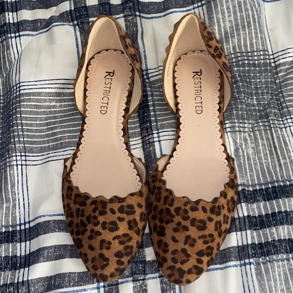 Womens Restricted Leopard Pattern Flats